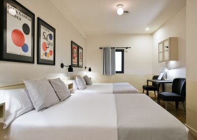 Hotel Call – Twin room + bed